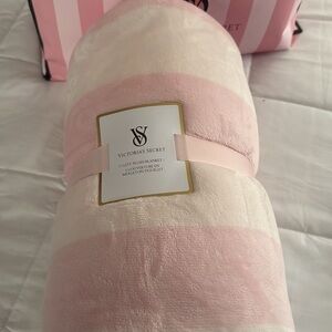 VICTORIA'S SECRET Cozy Plush Blanket